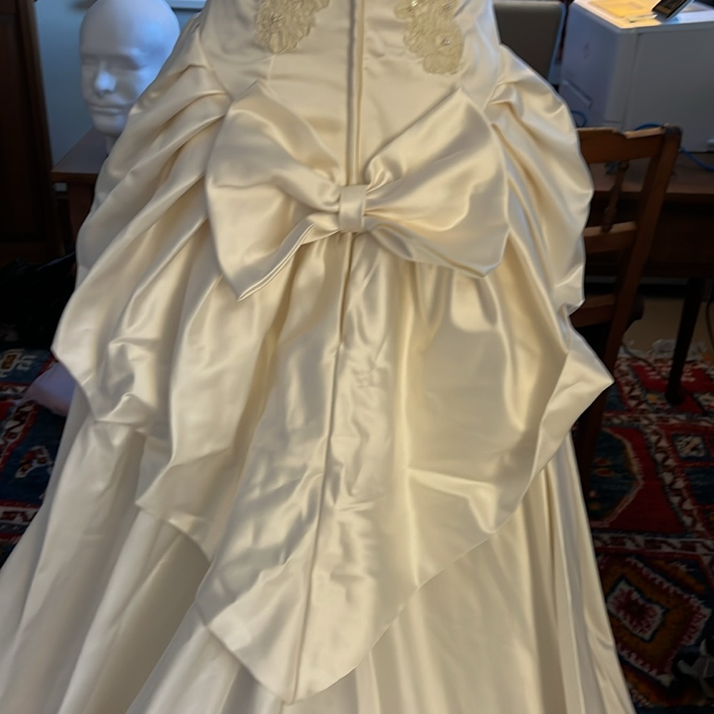 Elegant White Lace Wedding Dress - Picture 8 of 14